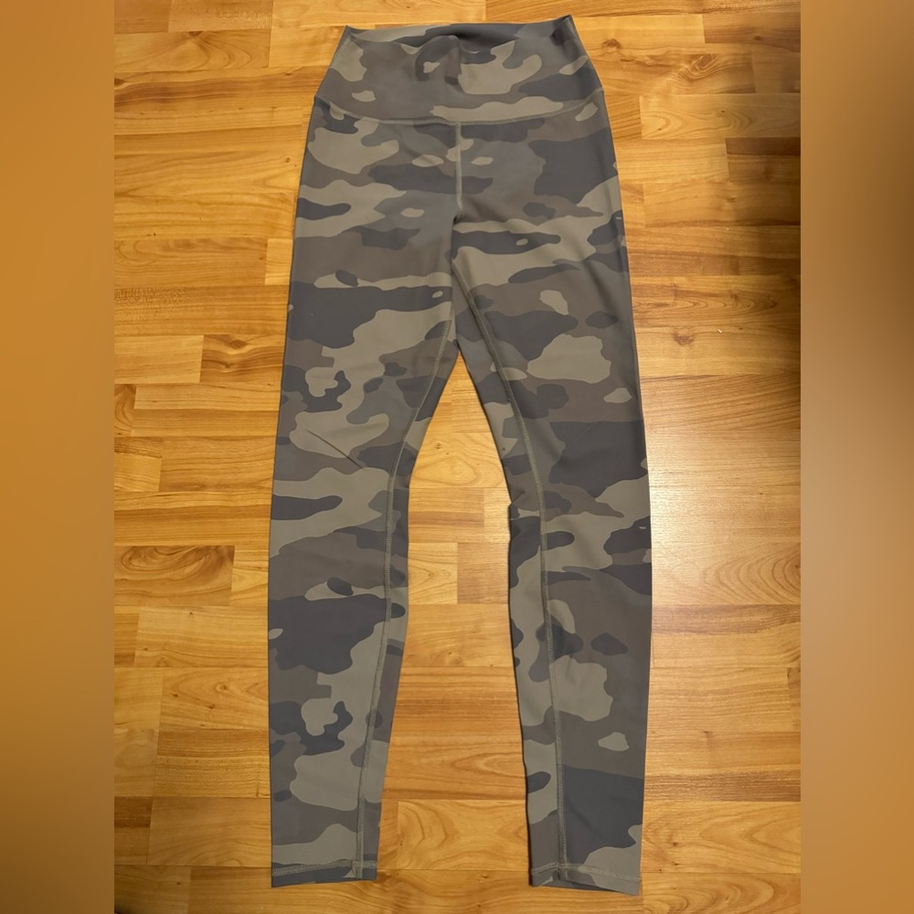 ALO High Waist Camo Vapor Leggings Tan size large in excellent condition